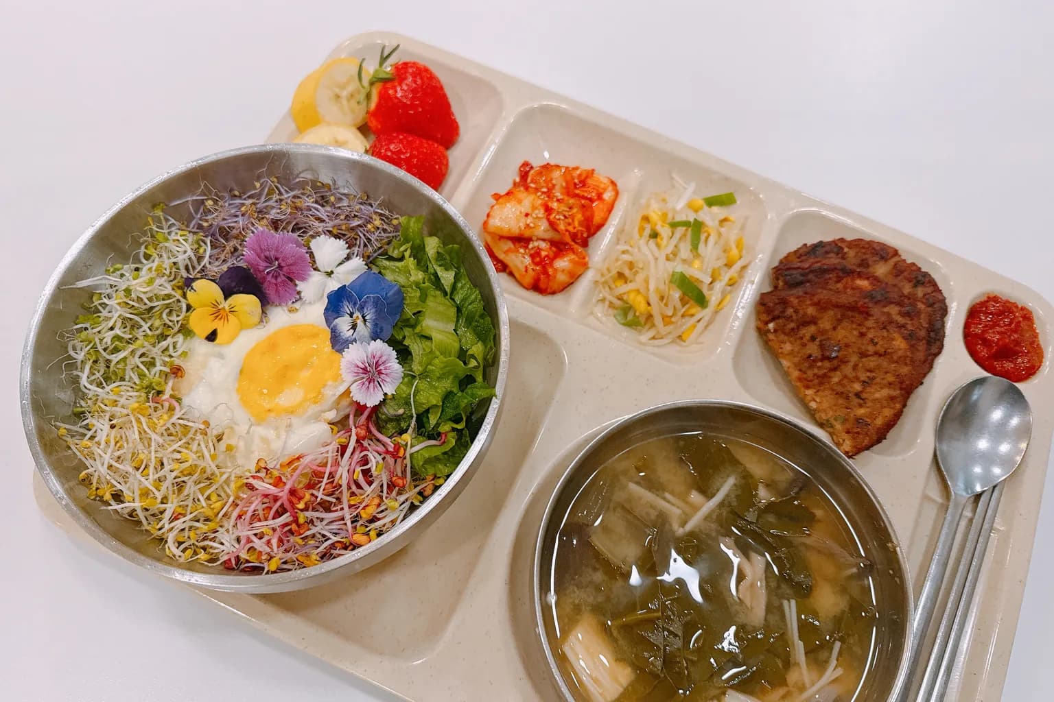 정토푸드가 파트너 요양원에 실제 제공한 꽃 장식 비빔밥 상차림