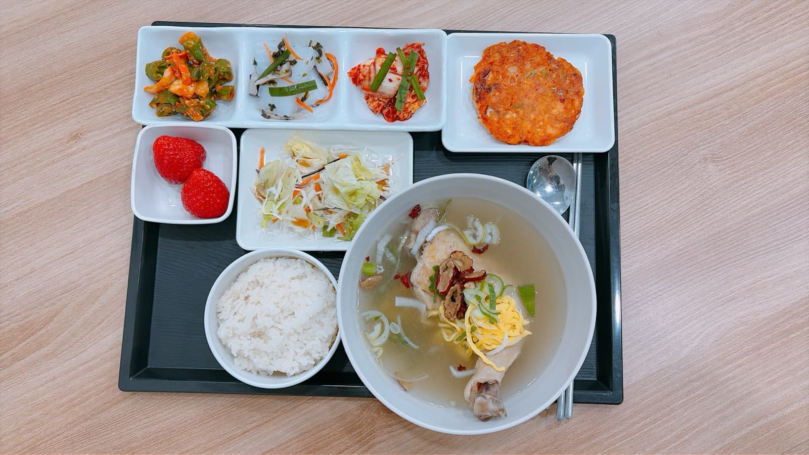 정토푸드 파트너 요양원에 실제 제공된 어르신 상차림 — 닭백숙과 반찬, 샐러드, 과일 구성
